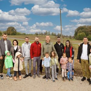 Градоначелник са младим брачним паровима обишао плацеве гдје ће бити њихови породични домови