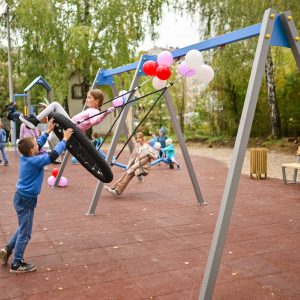 Изграђено на десетине нових игралишта: Многа насеља ускоро добијају просторе за игру, у току и адаптација постојећих игралишта Изграђено на десетине нових игралишта: Многа насеља ускоро добијају просторе за игру, у току и адаптација постојећих игралишта