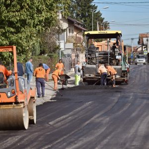 У току асфалтирање Његошеве улице и Улице Бранислава Нушића, градоначелник обишао радове