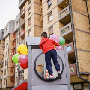 Ново мјесто за веселу игру најмлађих: Малишани у насељу Центар добили дјечије игралиште у оквиру зграда „Пентагон“ Ново мјесто за веселу игру најмлађих: Малишани у насељу Центар добили дјечије игралиште у оквиру зграда „Пентагон“