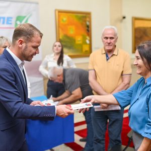 Gradonačelnik uručio nova rješenja o građevinskim dozvolama: Do sada 150 porodica ostvarilo uštede u iznosu od preko milion KM Gradonačelnik uručio nova rješenja o građevinskim dozvolama: Do sada 150 porodica ostvarilo uštede u iznosu od preko milion KM