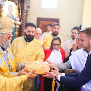 Градоначелник кум: У Чесми обиљежена крсна слава Цркве и освештана новоизграђена парохијска сала Градоначелник кум: У Чесми обиљежена крсна слава Цркве и освештана новоизграђена парохијска сала