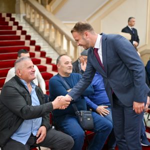 Рекордна подршка суграђанима: Градоначелник уручио нова рјешења за бесплатну легализацију објеката Рекордна подршка суграђанима: Градоначелник уручио нова рјешења за бесплатну легализацију објеката