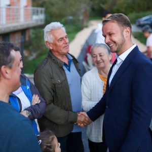 Novi asfalt u Ljevčanskoj ulici, gradonačelnik obišao mještane Novi asfalt u Ljevčanskoj ulici, gradonačelnik obišao mještane