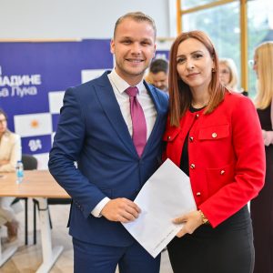 Рекордна подршка: Градоначелник уручио уговоре о додјели субвенција за самозапошљавање Рекордна подршка: Градоначелник уручио уговоре о додјели субвенција за самозапошљавање