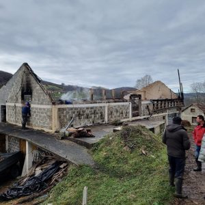 Након пожара: Градоначелник пружио подршку породици Сладојевић из Локвара, позвао и друге да се прикључе Након пожара: Градоначелник пружио подршку породици Сладојевић из Локвара, позвао и друге да се прикључе