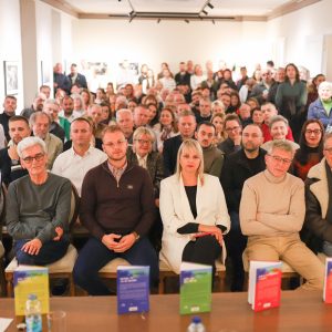 Кућа Милановића испуњена до посљедњег мјеста: Одржана промоција сабраних дјела Емира Кустурице, присуствовао и градоначелник