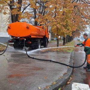 Након прикупљања лишћа, почело прање улица