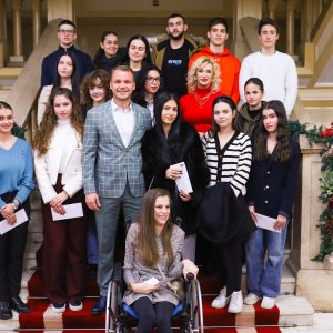 Подршка младима: Градоначелник уручио градске стипендије за 1.352 средњошколца