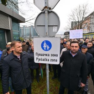 Настављено окупљање поводом спорног закона, градоначелник: Влада не може игнорисати потребе Бање Луке и Бијељине Настављено окупљање поводом спорног закона, градоначелник: Влада не може игнорисати потребе Бање Луке и Бијељине