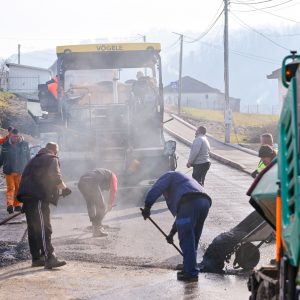 Асфалтирано више путних праваца, градоначелник поручио како градска администрација улаже у све дијелове града Асфалтирано више путних праваца, градоначелник поручио како градска администрација улаже у све дијелове града