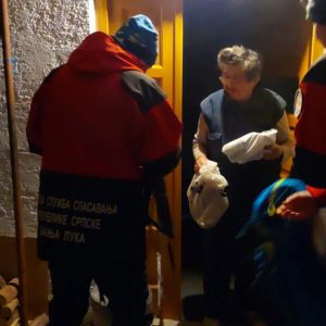 Придружили се акцији: Припадници Горске службе спасавања свакодневно достављају лијекове и храну суграђанима на неприступачним локацијама