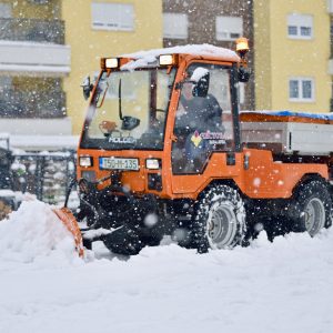 Због обилних сњежних падавина: Формирани волонтерски тимови, грађанима угрожених подручја на располагању дежурни телефони Због обилних сњежних падавина: Формирани волонтерски тимови, грађанима угрожених подручја на располагању дежурни телефони