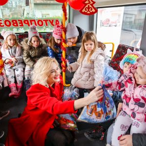 Празнична вожња са Светим Николом: Пакетићи најмлађим суграђанима Празнична вожња са Светим Николом: Пакетићи најмлађим суграђанима