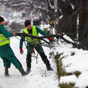 Надлежне екипе санирају посљедице обилних сњежних падавина Надлежне екипе санирају посљедице обилних сњежних падавина