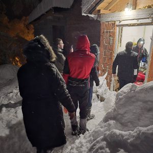 Плато Мањаче: Представници Града протеклу ноћ провели на терену, акцију пробијања до домаћинстава и лица у стању потребе настављају и данас Плато Мањаче: Представници Града протеклу ноћ провели на терену, акцију пробијања до домаћинстава и лица у стању потребе настављају и данас