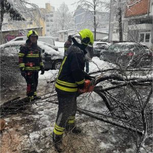 И даље бројне интервенције због падавина: Ватрогасци имали 45 техничких интервенција у протекла 24 часа И даље бројне интервенције због падавина: Ватрогасци имали 45 техничких интервенција у протекла 24 часа