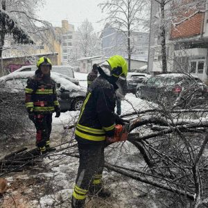 Због обилних сњежних падавина: Ватрогасно-спасилачка бригада за 24 часа имала 59 интервенција Због обилних сњежних падавина: Ватрогасно-спасилачка бригада за 24 часа имала 59 интервенција