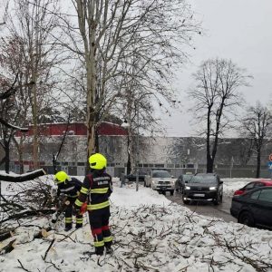 Обиман посао ове седмице: Ватрогасци имали готово 140 интервенција од почетка сњежних падавина Обиман посао ове седмице: Ватрогасци имали готово 140 интервенција од почетка сњежних падавина