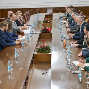 Састанак са посланицима и одборницима: Упућена јасна порука да се повуче спорни закон