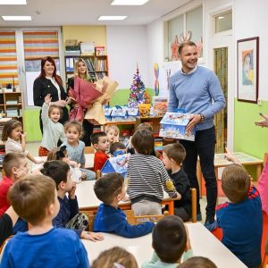 Поводом предстојећих празника: Градоначелник посјетио вртић „Срна“ Поводом предстојећих празника: Градоначелник посјетио вртић „Срна“