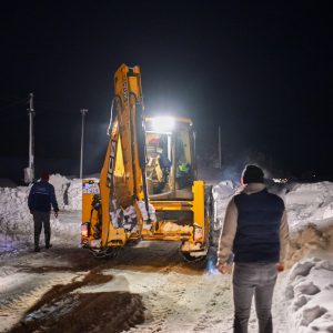 Интервентне екипе допремају храну и лијекове у Лусиће и Вујановиће, настављено пробијање пута ка Павићима и Вулинима