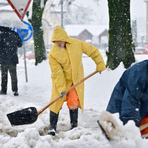 Апел суграђанима да очисте снијег и лед испред својих стамбених зграда, кућа и пословних простора Апел суграђанима да очисте снијег и лед испред својих стамбених зграда, кућа и пословних простора