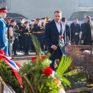 Поводом Дана Републике Српске положени вијенци, градоначелник: Ово је мјесто гдје ријечи ћуте, а говори историја, нећемо заборавити жртву наших хероја Поводом Дана Републике Српске положени вијенци, градоначелник: Ово је мјесто гдје ријечи ћуте, а говори историја, нећемо заборавити жртву наших хероја