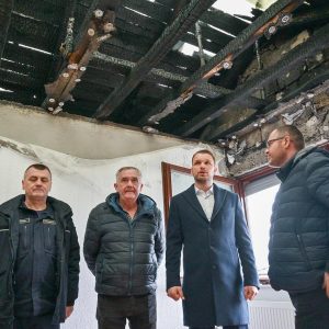 Градоначелник обишао породицу Кавић којој је изгорио кров куће Градоначелник обишао породицу Кавић којој је изгорио кров куће