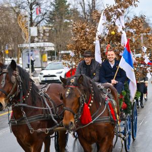 Обиљежен Бадњи дан: Поворка прошла улицама Бање Луке, градоначелник бадњак унио и у Градску управу Обиљежен Бадњи дан: Поворка прошла улицама Бање Луке, градоначелник бадњак унио и у Градску управу