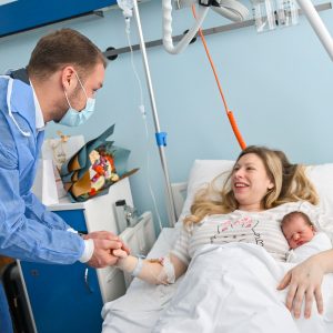 Традиционално: Градоначелник даривао прворођену бебу у 2025. години