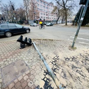 Позив возачима на додатни опрез: Усљед саобраћајне незгоде оштећен семафор код Гимназије, квар ће бити саниран током дана