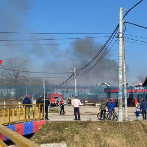 Брзом реакцијом Ватрогасне бригаде угашен пожар у Драгочају Брзом реакцијом Ватрогасне бригаде угашен пожар у Драгочају