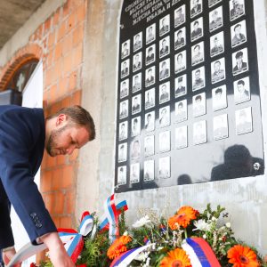 Градоначелник присуствовао откривању спомен-обиљежја за 53 погинула борца са подручја Врбање, Дебељака и Зеленог Вира Градоначелник присуствовао откривању спомен-обиљежја за 53 погинула борца са подручја Врбање, Дебељака и Зеленог Вира