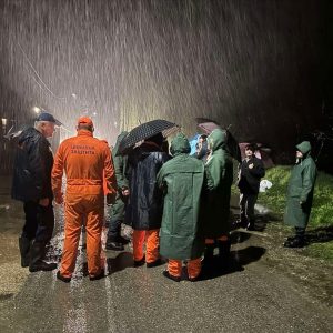 Надлежне екипе на терену, прате висине водостаја и реагују по потреби Надлежне екипе на терену, прате висине водостаја и реагују по потреби