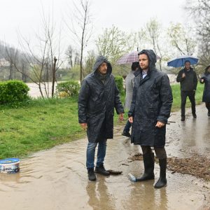 Максимална опрезност, без панике: Градоначелник и сарадници са мјештанима у Улици Змај Огњеног Вука Максимална опрезност, без панике: Градоначелник и сарадници са мјештанима у Улици Змај Огњеног Вука