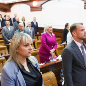 Минутом ћутања за жртве у Кочанима почела сједница Скупштине Града: На предложеном дневном реду Нацрт буџета