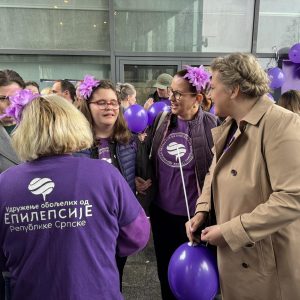 Бања Лука обиљежила „Љубичасти дан“, у знак подршке обољелим од епилепсије зграда Градске управе свијетлиће у љубичастој боји Бања Лука обиљежила „Љубичасти дан“, у знак подршке обољелим од епилепсије зграда Градске управе свијетлиће у љубичастој боји