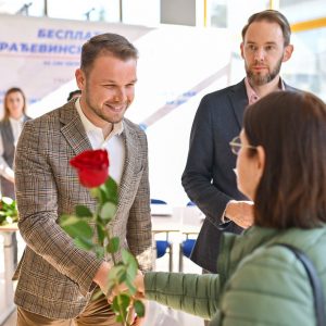 Градоначелник уручио нових стотину рјешења за бесплатну легализацију и поручио: Ово је борба за сваку кућу, сваку породицу и нашу Републику Српску Градоначелник уручио нових стотину рјешења за бесплатну легализацију и поручио: Ово је борба за сваку кућу, сваку породицу и нашу Републику Српску