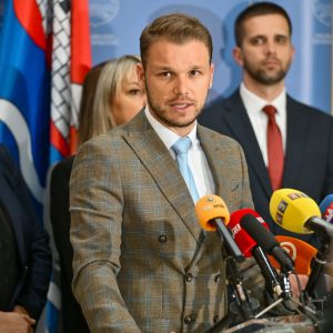 Након скупштинских засједања градоначелник поручио: Претходници су нам у аманет оставили судске спорове тешке више стотина милиона КМ, привремено финансирање за Град значи преживљавање Након скупштинских засједања градоначелник поручио: Претходници су нам у аманет оставили судске спорове тешке више стотина милиона КМ, привремено финансирање за Град значи преживљавање