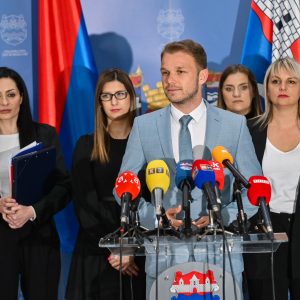 Nakon vanredne sjednice gradonačelnik poručio: Odlukom SNSD-a degradirana nagrada Ključ Grada, novim poslovnikom žele mi onemogućiti da obnašam svoju funkciju