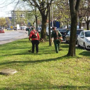 Sve raspoložive ekipe na terenu: U toku košenje uz gradske saobraćajnice, pokošeno više igrališta