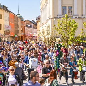 Proljeće se vratilo u grad: Brojni građani uživali na ulicama Banje Luke, pridružio im se i gradonačelnik
