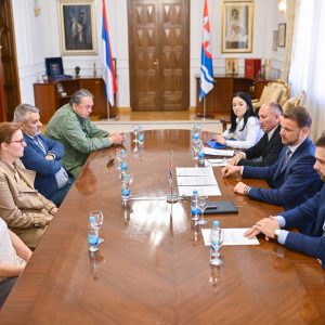 Значајна подршка: Градоначелник уручио рјешења за породице ратних војних инвалида и преминулих ратних војних инвалида Значајна подршка: Градоначелник уручио рјешења за породице ратних војних инвалида и преминулих ратних војних инвалида