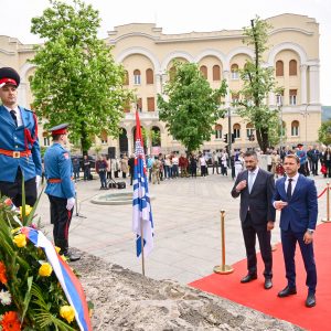 Одата почаст херојима: Поводом Дана града положени вијенци на више локација Одата почаст херојима: Поводом Дана града положени вијенци на више локација