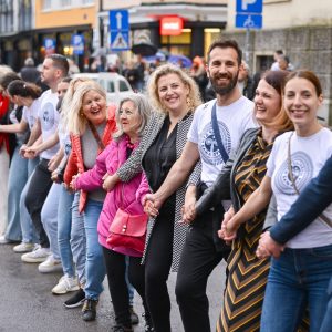 Најљепше слике из Бање Луке поводом Дана града: Одиграно највеће козарачко коло Најљепше слике из Бање Луке поводом Дана града: Одиграно највеће козарачко коло