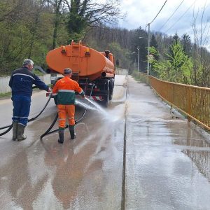 Надлежне екипе на терену: У току прање улица које су плављене