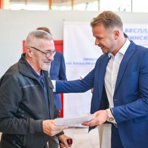 Уручена нова рјешења о бесплатној легализацији, градоначелник: Увелико смо прешли бројку од 7.000 легализованих објеката Уручена нова рјешења о бесплатној легализацији, градоначелник: Увелико смо прешли бројку од 7.000 легализованих објеката