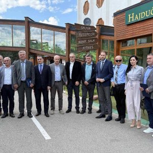 Представници Града присуствовали радном састанку у вези са изградњом и унапређењем путне комуникације Бања Лука – Котор Варош – Блатница – Зеница Представници Града присуствовали радном састанку у вези са изградњом и унапређењем путне комуникације Бања Лука – Котор Варош – Блатница – Зеница