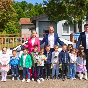 Град уступио аутомобил на кориштење ЈУ Дјечији вртић Лопаре, градоначелник уручио кључеве
